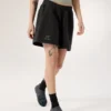 Pantalón corto de forros polares Emblem de 6" para mujer