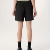 Pantalón corto de forros polares Emblem de 6" para mujer