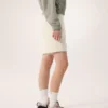 Pantalón corto de forros polares Emblem de 6" para mujer