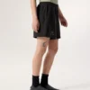 Pantalón corto de forros polares Emblem de 6" para mujer