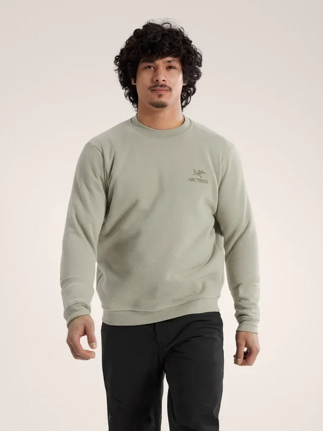 Suéter de forro polar con cuello redondo y emblema para hombre