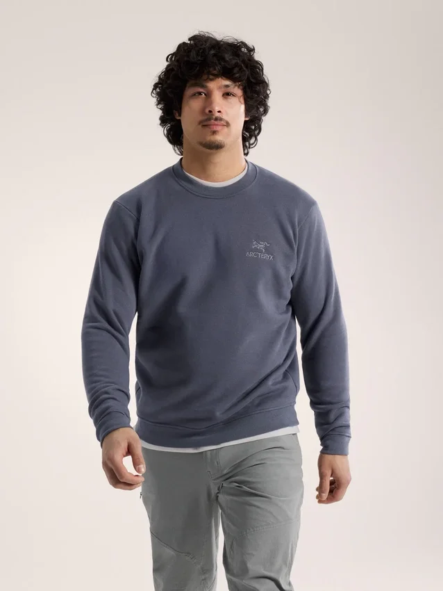 Suéter de forro polar con cuello redondo y emblema para hombre
