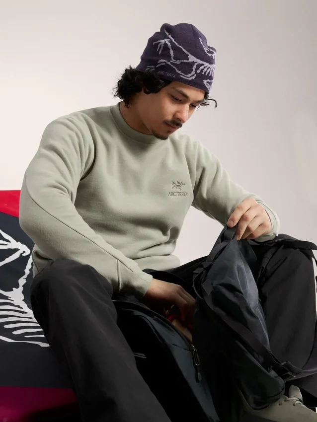 Suéter de forro polar con cuello redondo y emblema para hombre