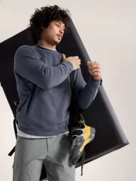 Suéter de forro polar con cuello redondo y emblema para hombre