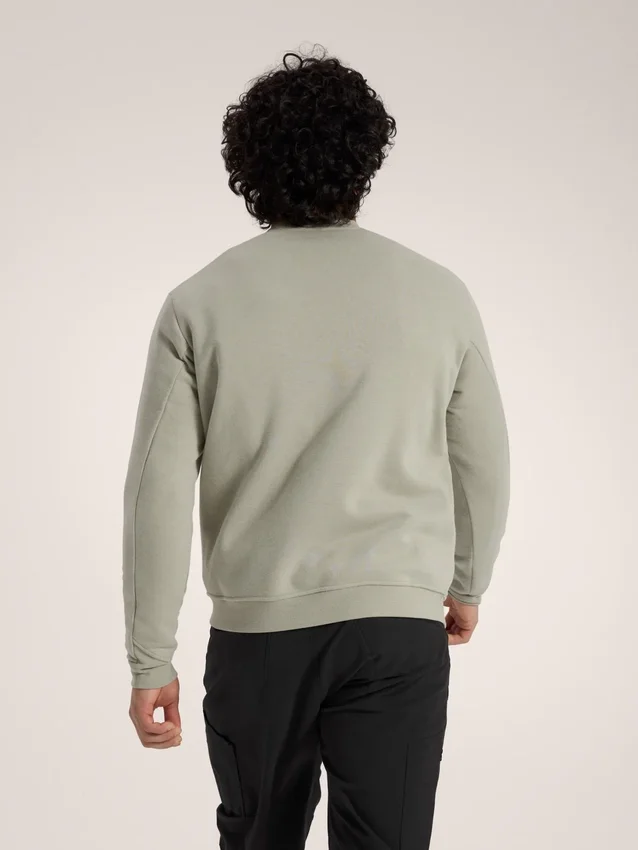 Suéter de forro polar con cuello redondo y emblema para hombre
