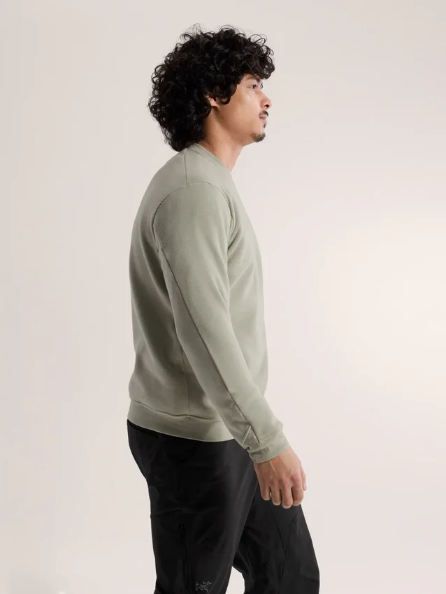 Suéter de forro polar con cuello redondo y emblema para hombre