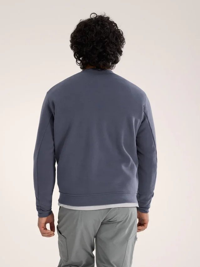 Suéter de forro polar con cuello redondo y emblema para hombre
