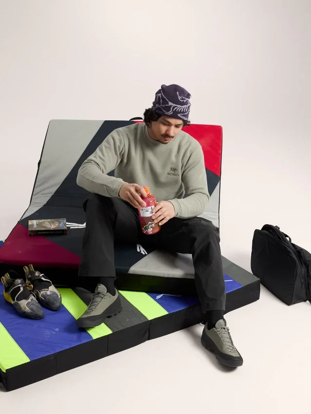 Suéter de forro polar con cuello redondo y emblema para hombre