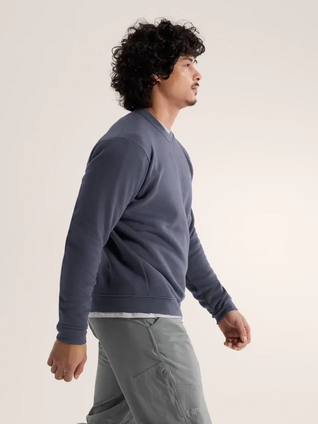 Suéter de forro polar con cuello redondo y emblema para hombre